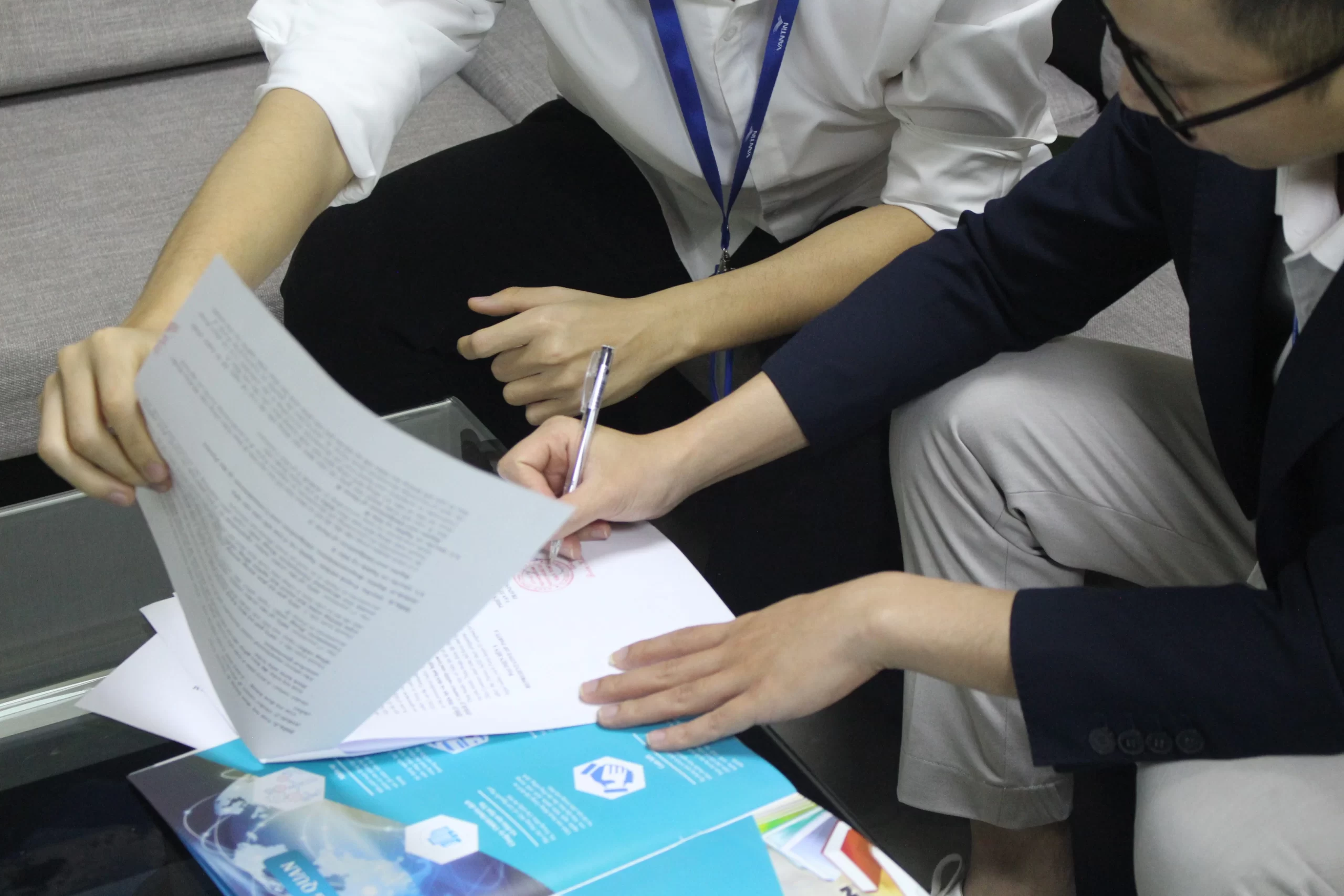 Chuyên viên Vạn Tín kiểm tra tài liệu trước khi dịch