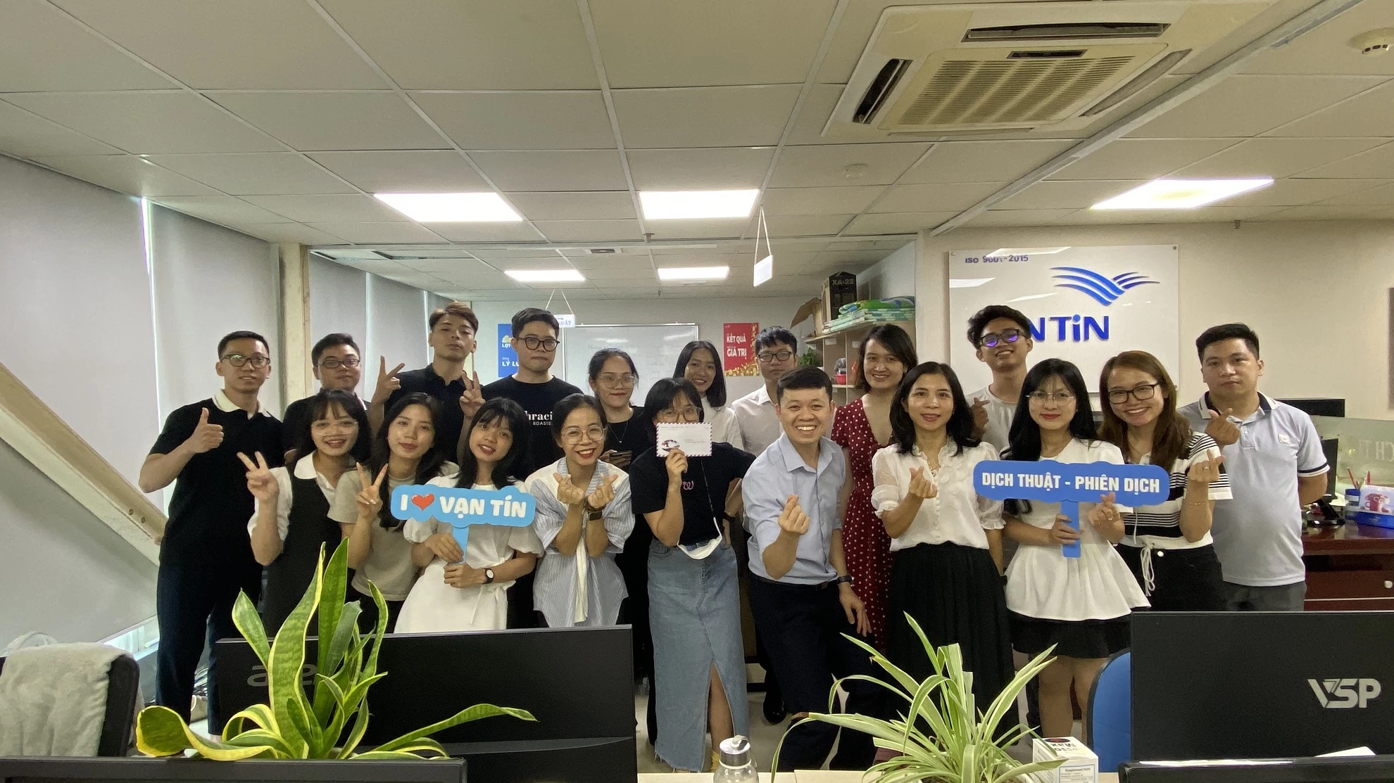 Đội ngũ Dịch Thuật Vạn Tín tại văn phòng